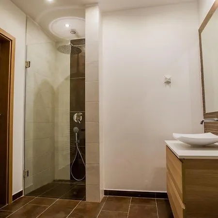 Braun Deluxe Apartment